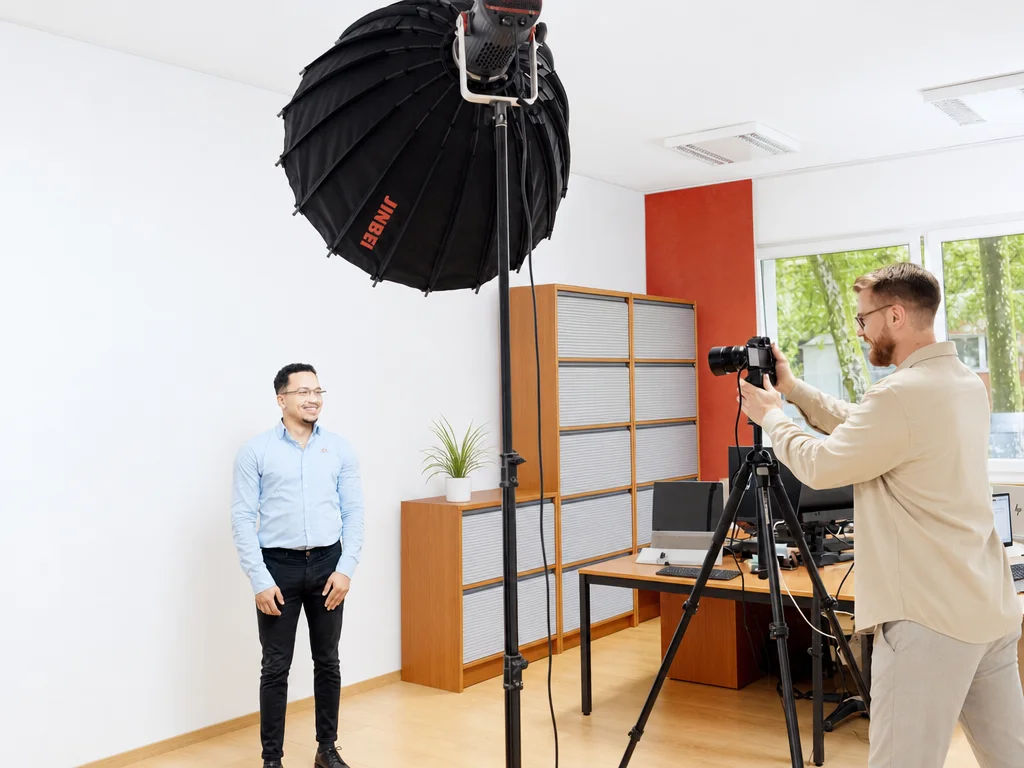 Klimaneutrales mobiles Fotostudio beim Mitarbeiter-Shooting vor Ort in Köln