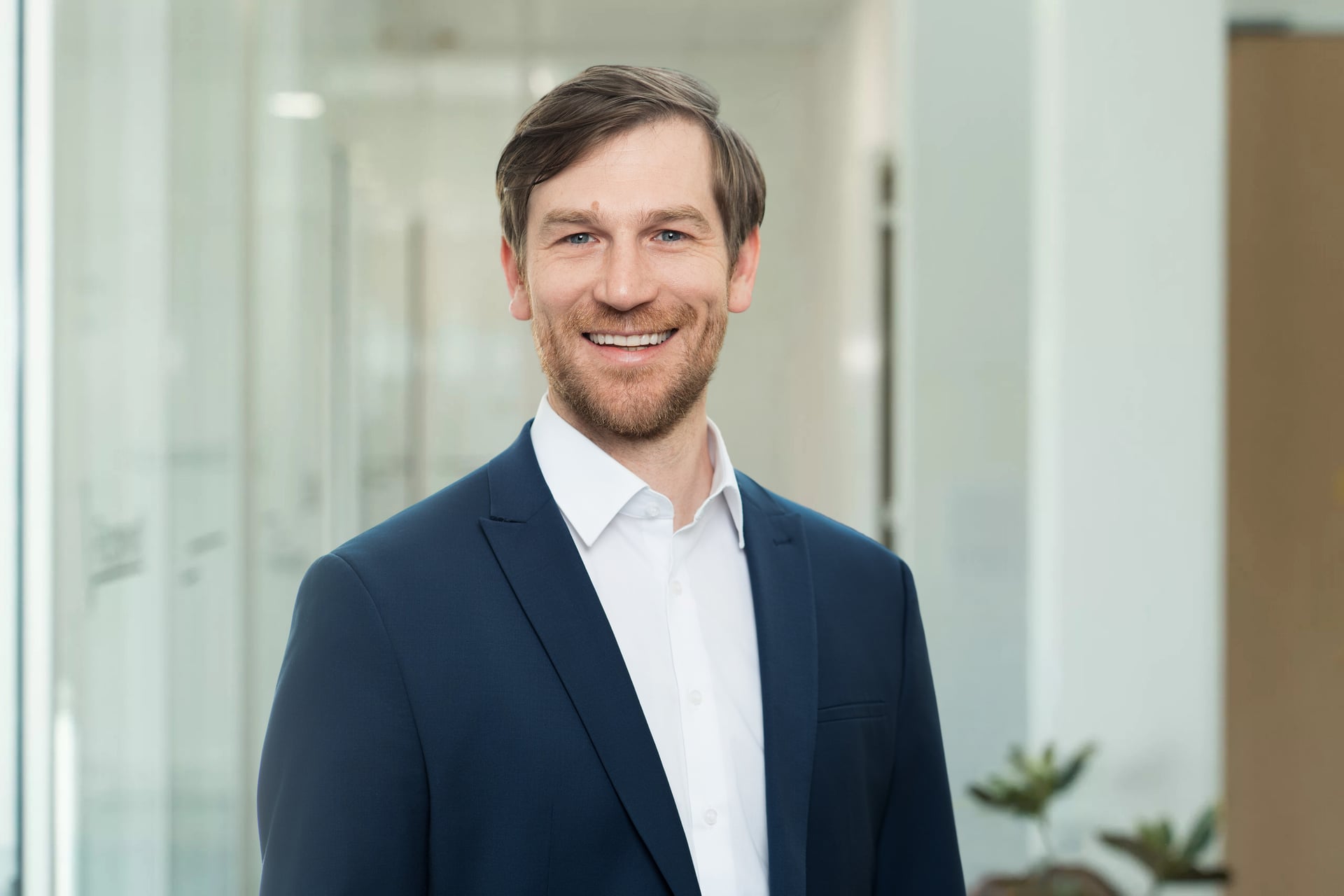 Finales Mitarbeiterfoto mit repliziertem Firmen-Hintergrund