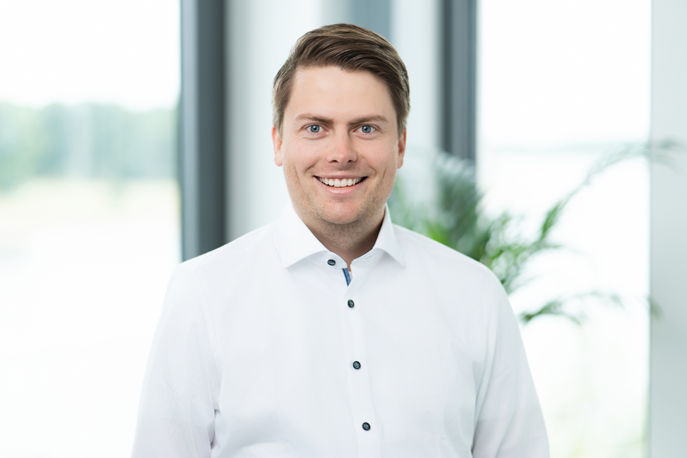 Business-Porträt im hellen Büro – Corporate Fotografie