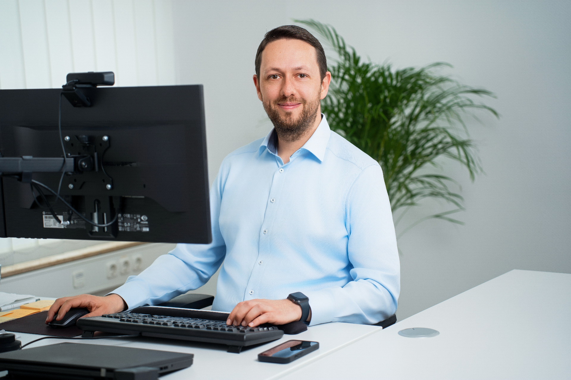 Softwareentwickler am Arbeitsplatz – Mitarbeiterfotografie Köln