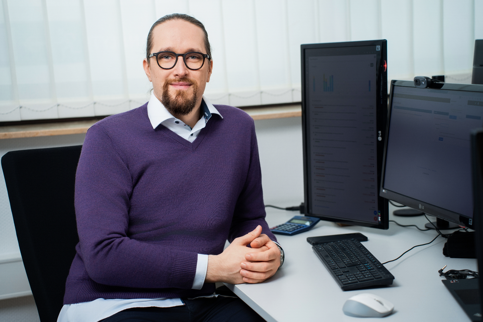 Portrait eines Analysten am Arbeitsplatz – Businessfotograf Köln