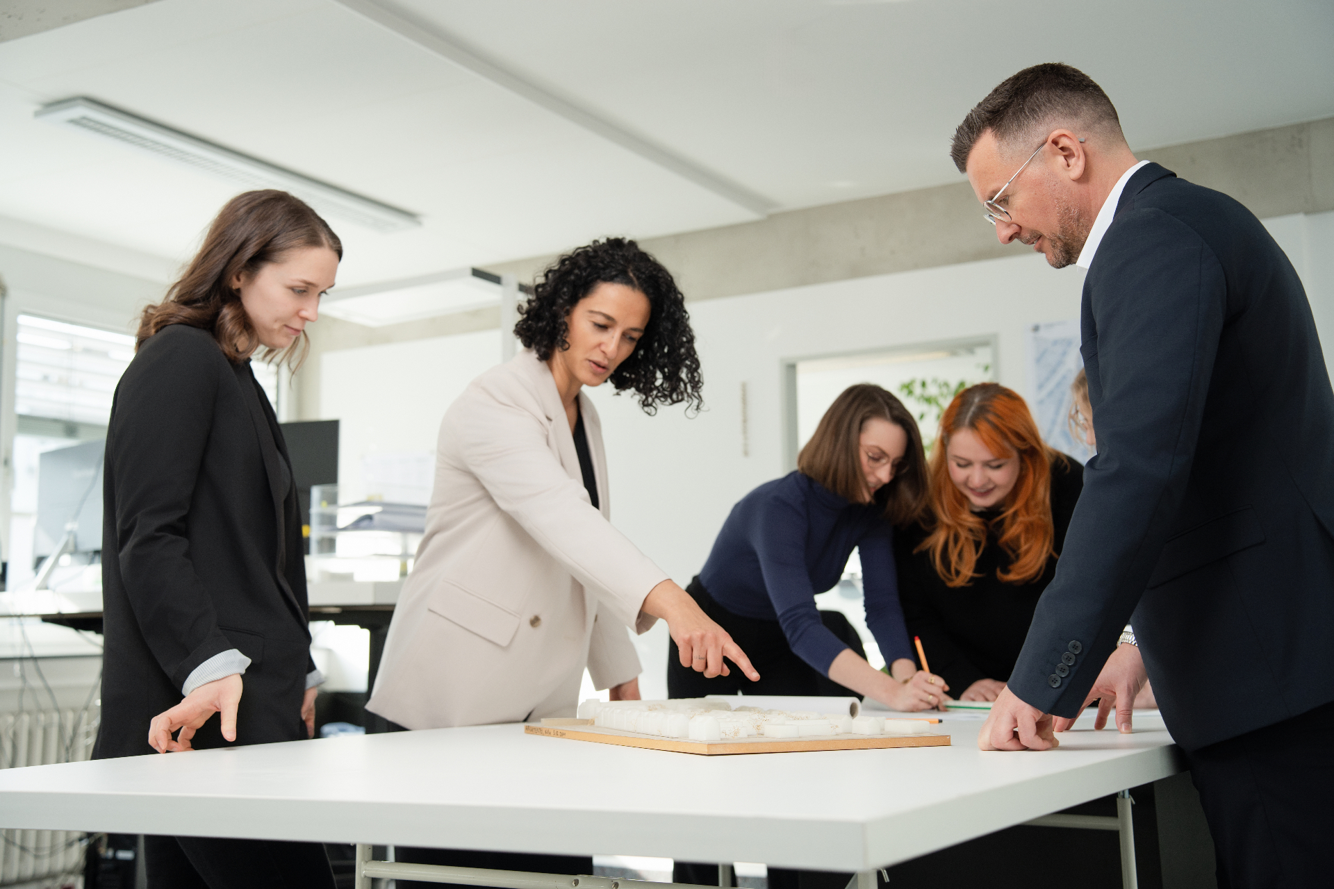 Team-Besprechung im Agentur-Projekt